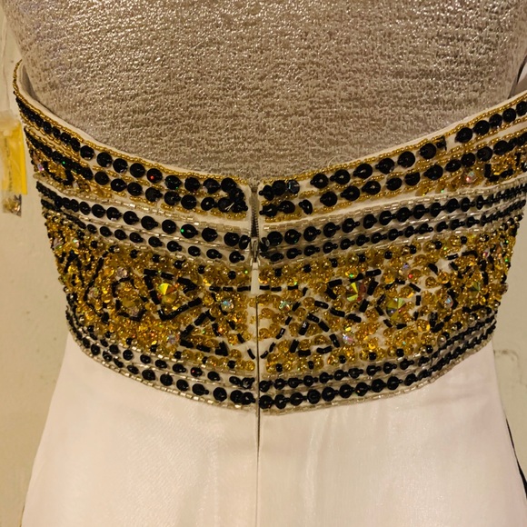 Extraordinary beaded gown - Picture 6 of 8